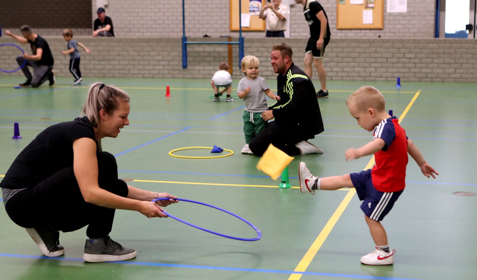 Voetjebal zorgt voor veel plezier bij de kinderen, maar ook bij de volwassene. (Foto: Hans van der Poel)