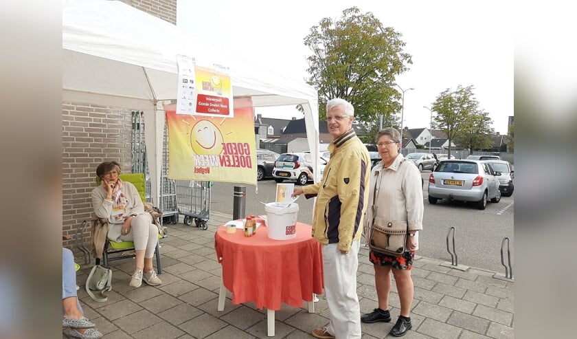 Velen kwamen in de ochtend met hun donatie-envelop naar de vijf locaties waar de collecte-emmers stonden.
