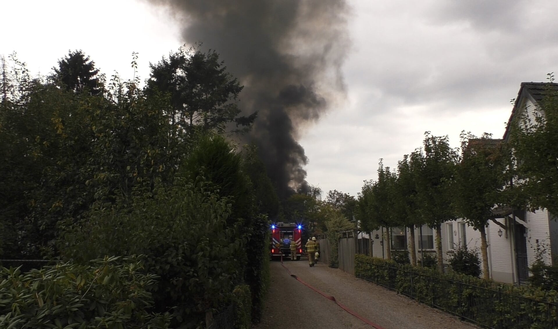 Veel rookontwikkeling bij brand in Geffen. (Foto: Thomas)