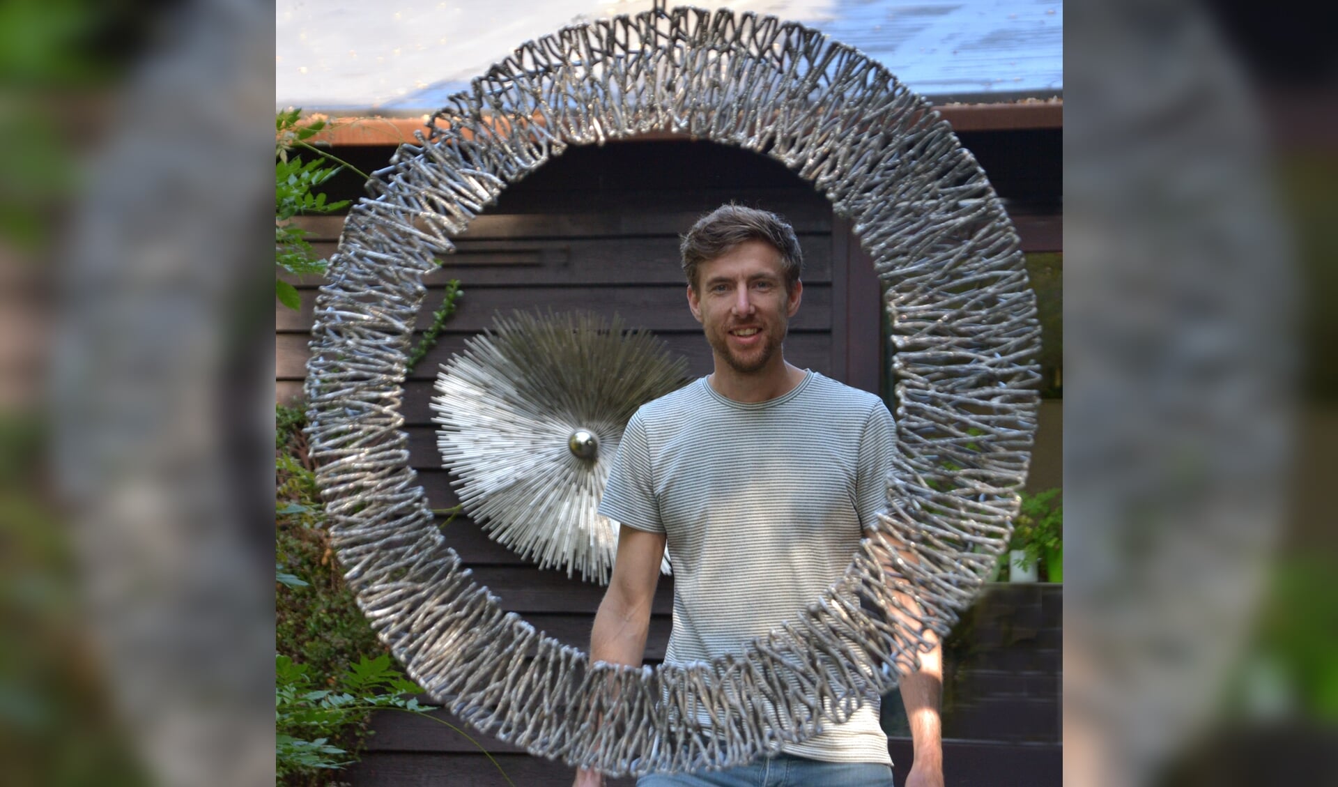Kunstenaar Bart Lebesque met zijn exclusieve metaalkunst van hoogwaardig afvalmetaal. (foto: Henk Lunenburg)