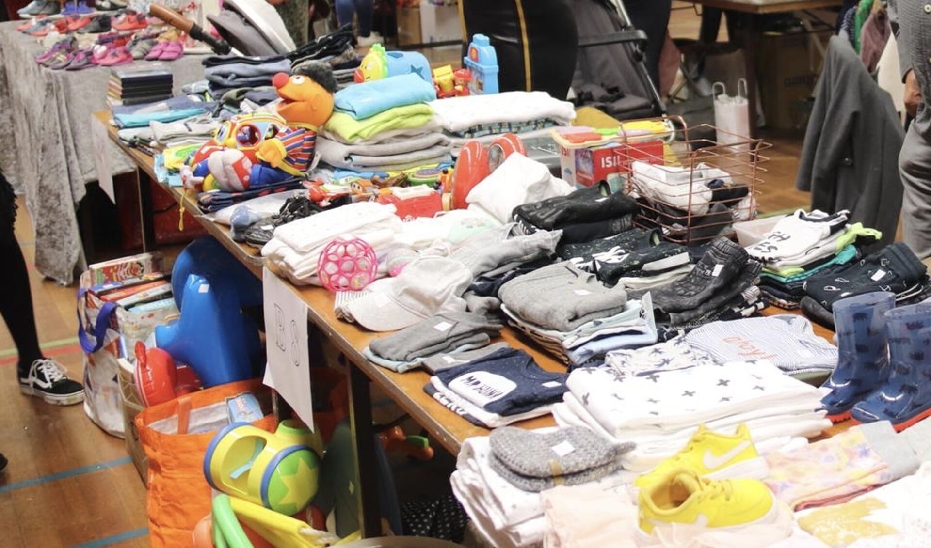 Tweedehands baby- en kinderkleding shoppen tijdens een eerdere editie van de Boxmeerse Kinderbeurs. 