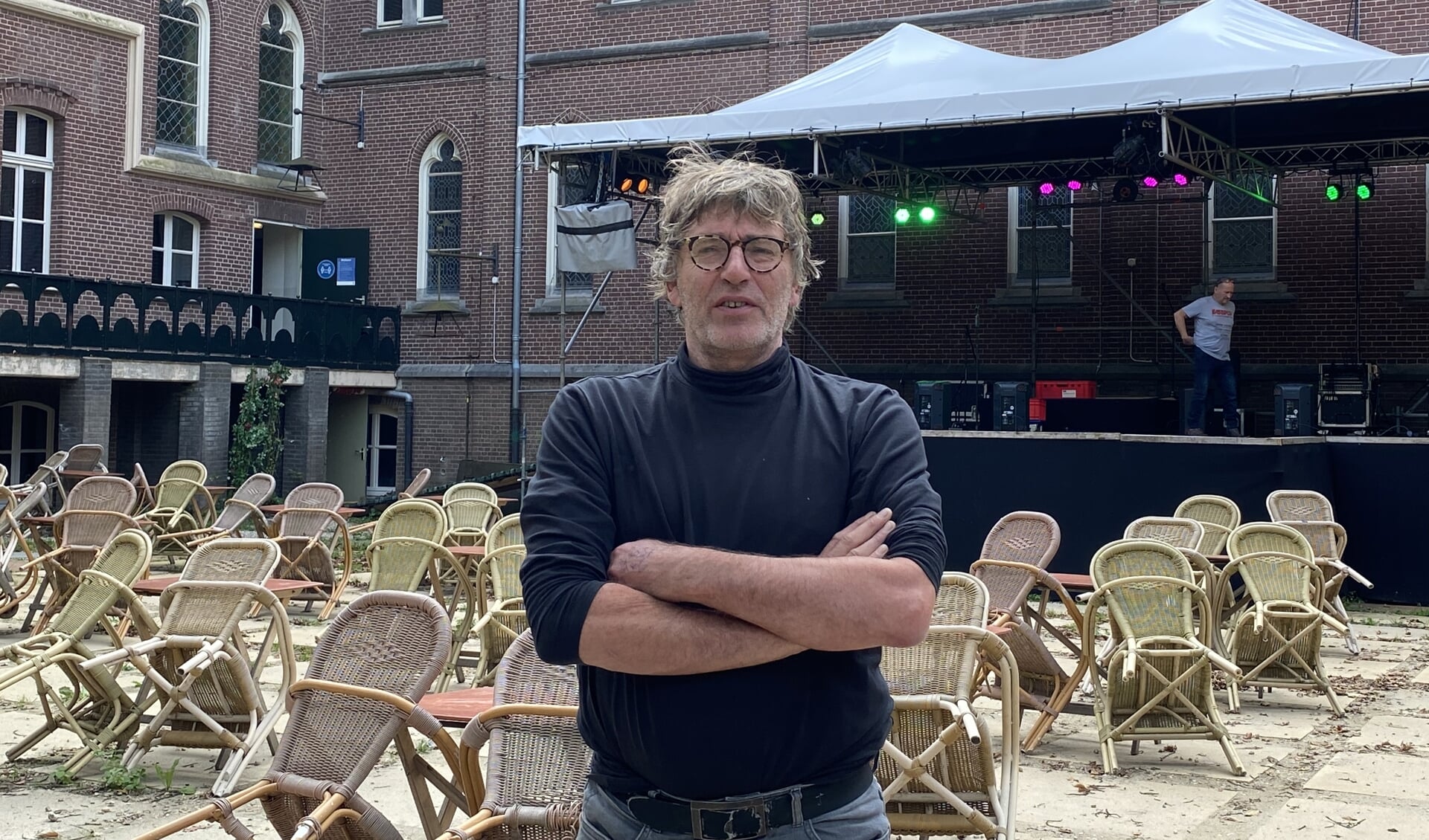 Tonnie Kuijpers op de binnenplaats van Roepaen. “Wij willen onze legacy overdragen aan de geïnteresseerde partij voor dit complex.” (Foto: Jos Gröniger)