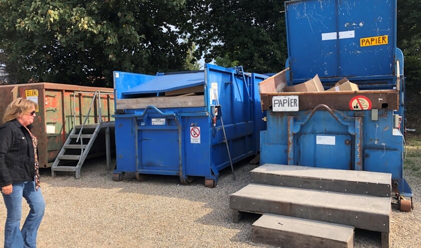 <p>Gemiddeld 150 personen per dag komen op het terrein van Xhofleer om oud papier of metalen te storten. </p>