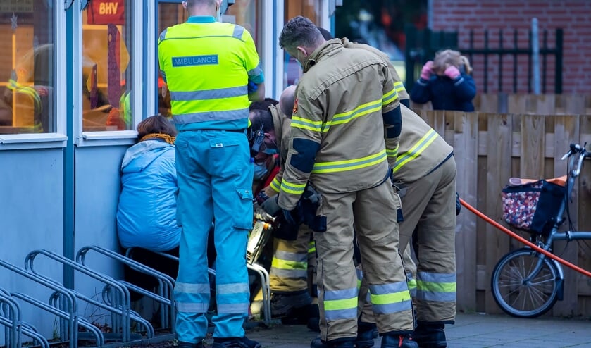 Brandweerlieden bevrijden kindje uit fietsenrek bij De Polderhof. (Foto: Gabor Heeres, Foto Mallo)