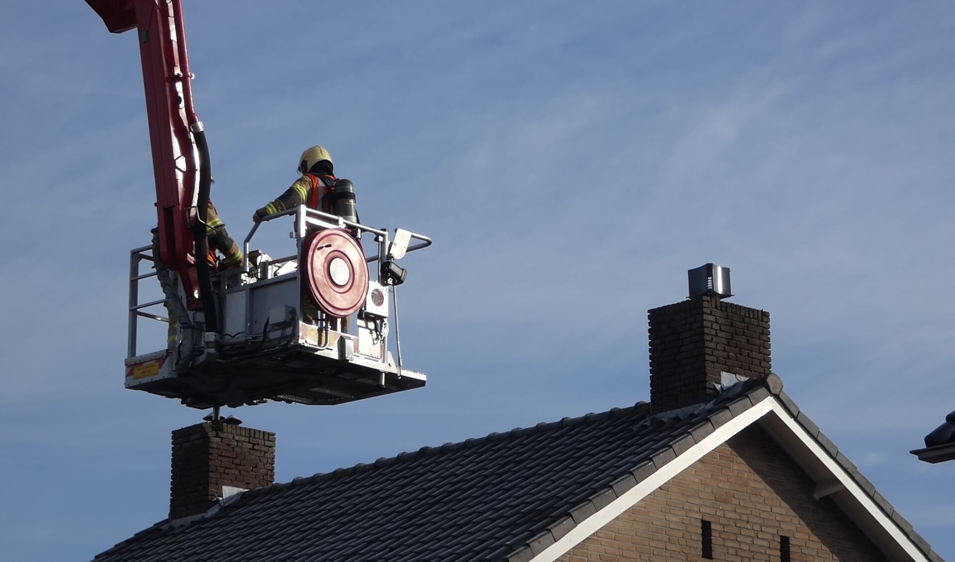 Brandweer opgeroepen voor schoorsteenbrand in Geffen. (Foto: Thomas)