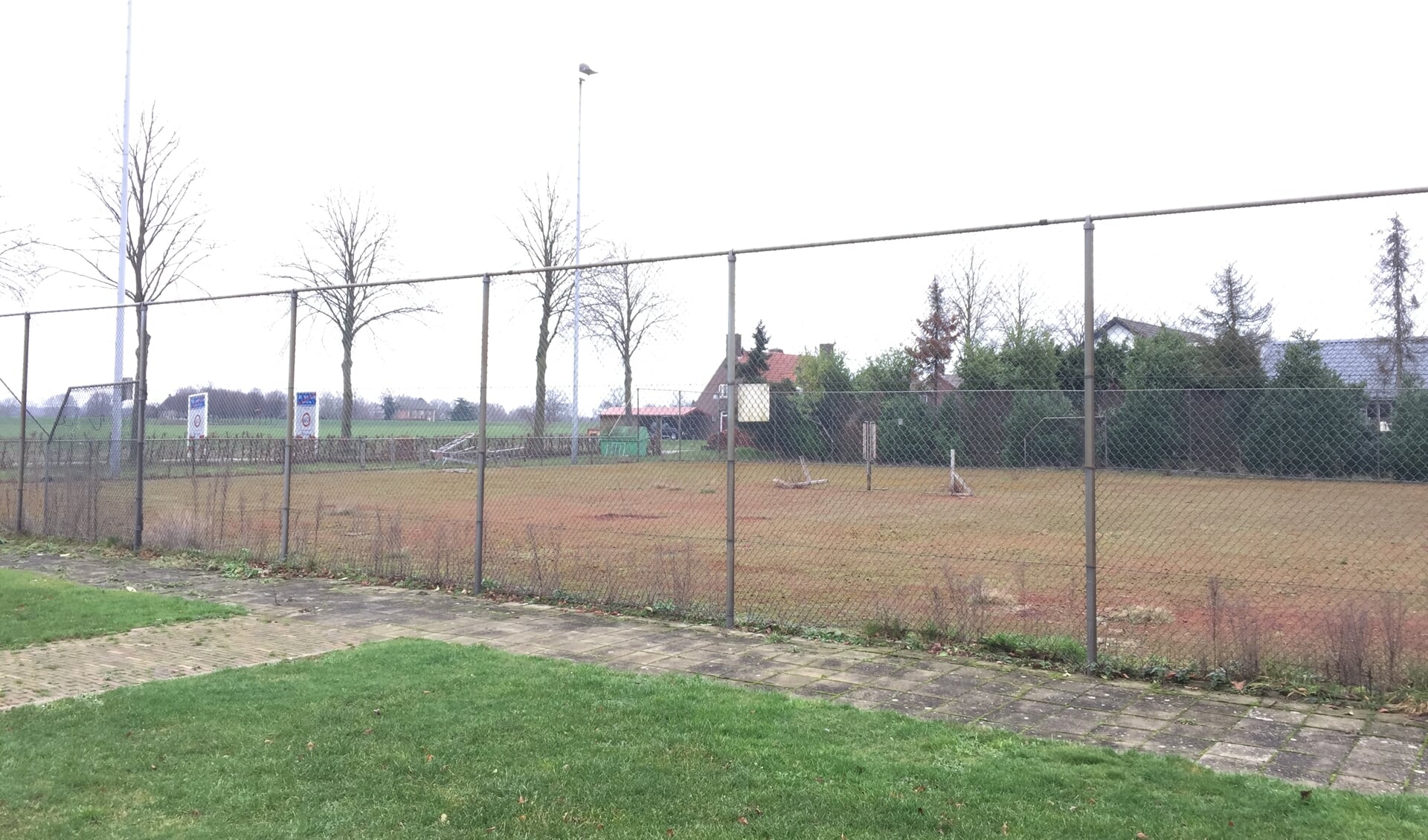 De voormalige tennisvelden aan de Liesmortel zijn een mogelijke bouwlocatie.