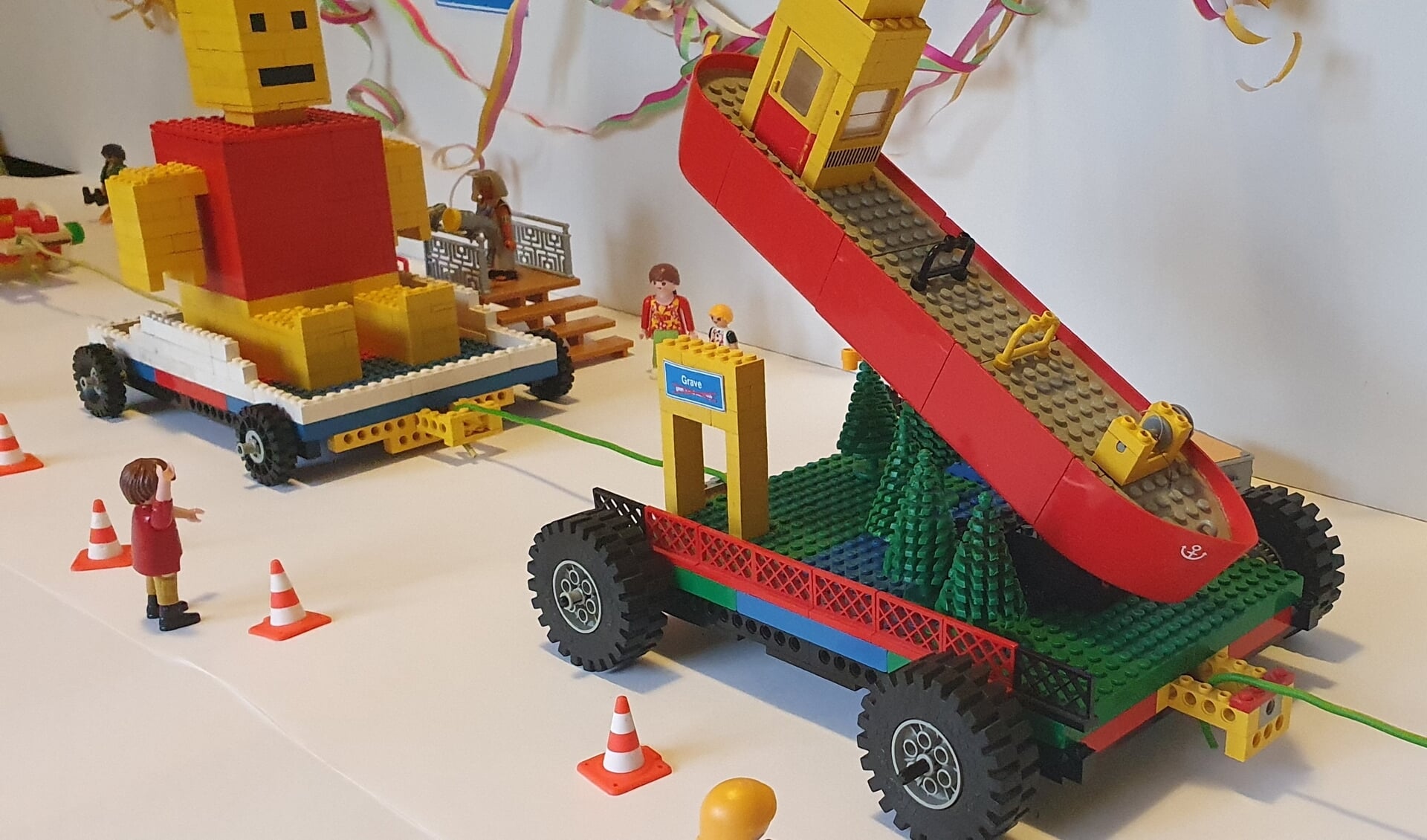 Met Playmobil, hout, Lego, papier maché, K’nex en andere materialen worden thuis de mooiste wagentjes gemaakt voor 't Optochtje