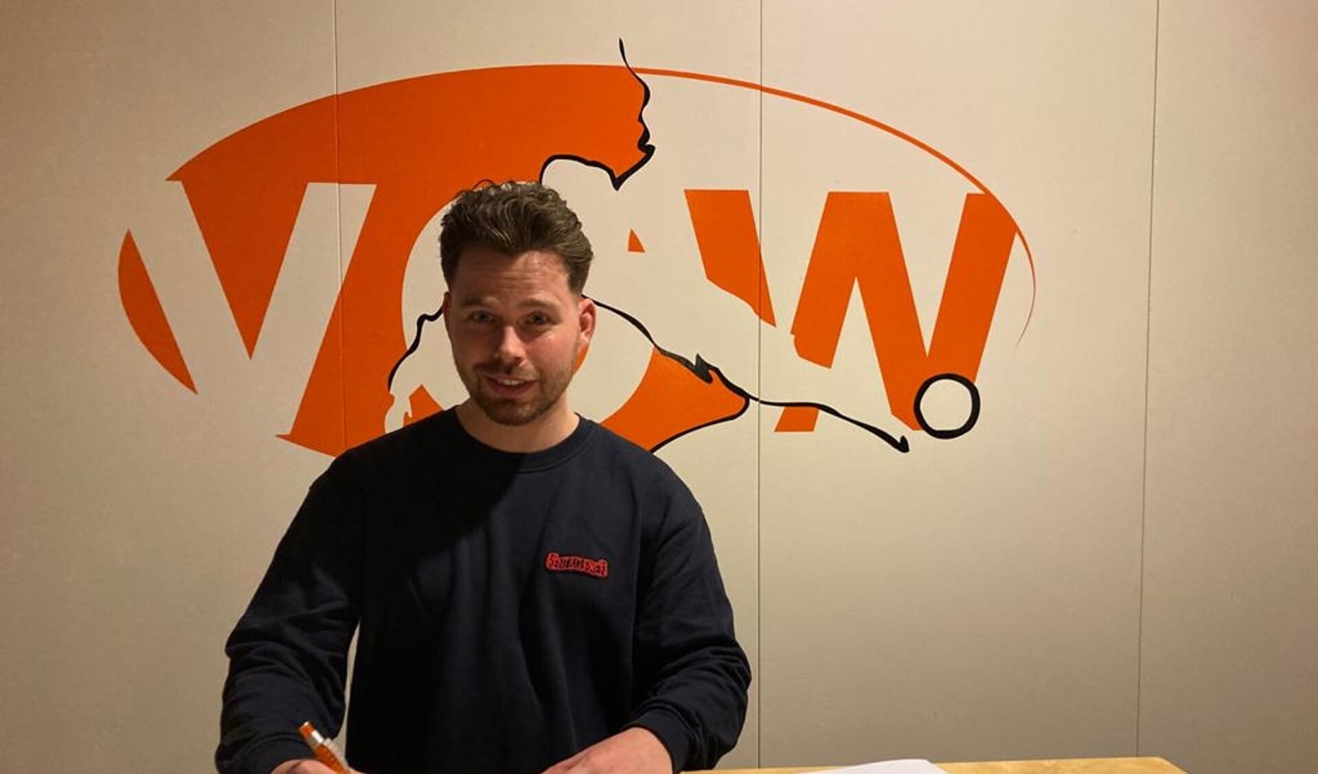 Patrick Cissen tekent contract als trainer van VOW. (Bron: website VOW)