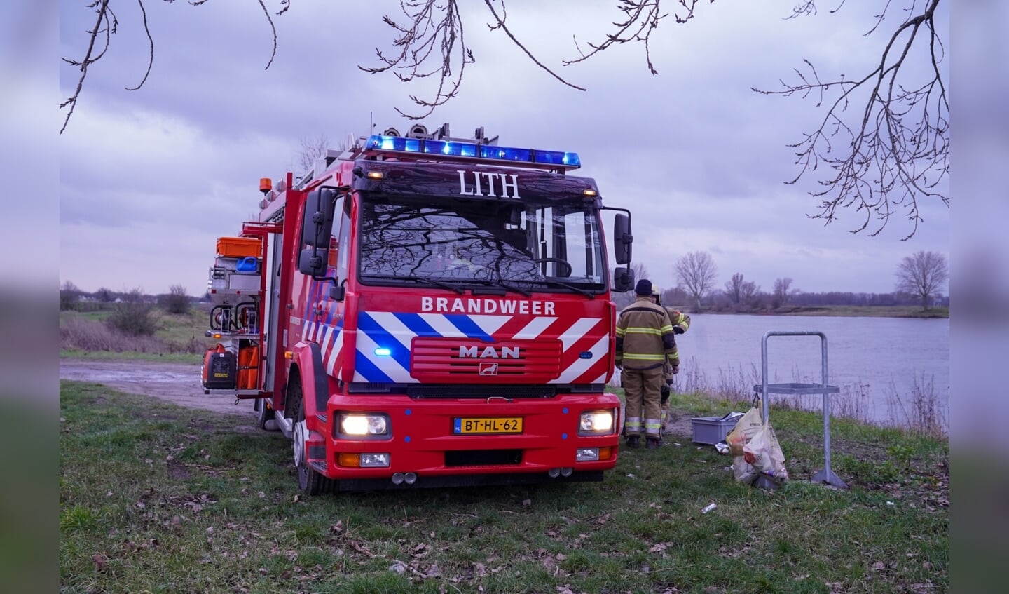 Brand op binnenvaartschip in Maren-Kessel. (Foto: Gabor Heeres, Foto Mallo)