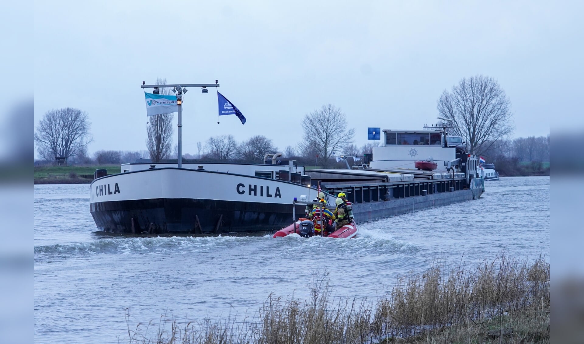 Brand op binnenvaartschip in Maren-Kessel. (Foto: Gabor Heeres, Foto Mallo)