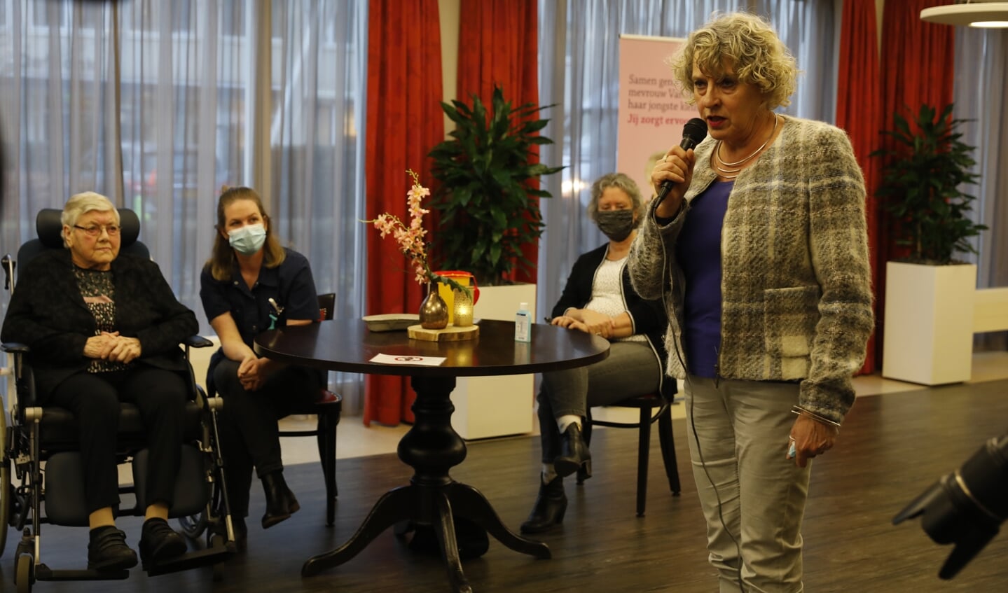 Veghel, 18 januari 2021
Eerste vaccinatie Brabant Zorg. Voorzitter RvB Wilma de Jong spreekt toe met op de achtergrond Mevrouw Verbiessen