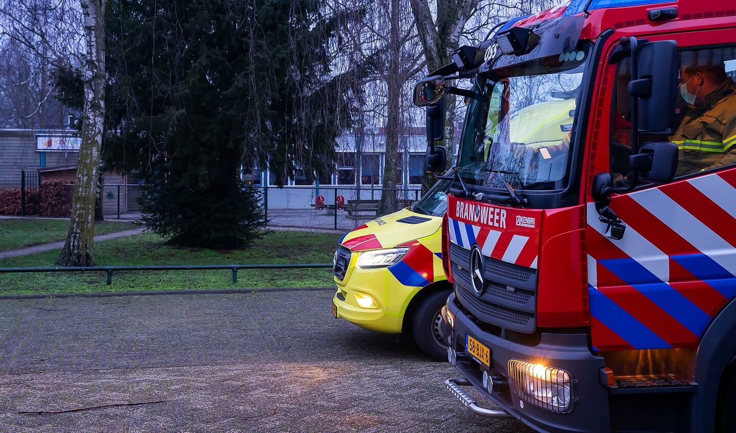 Brandweerlieden bevrijden kindje uit fietsenrek bij De Polderhof. (Foto: Gabor Heeres, Foto Mallo)