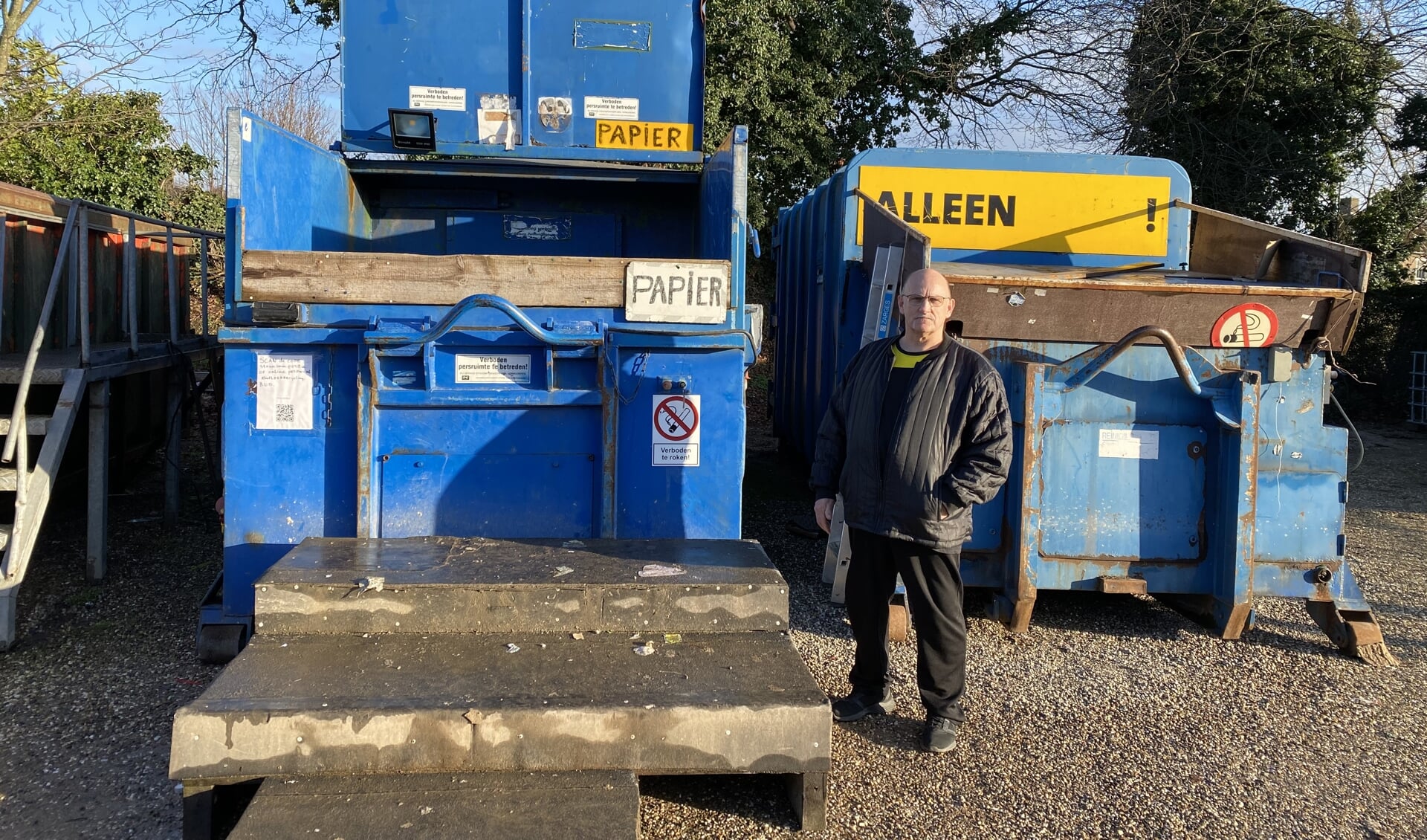 Rien Xhofleer bij de afvalcontainers van zijn recyclingbedrijf. 
