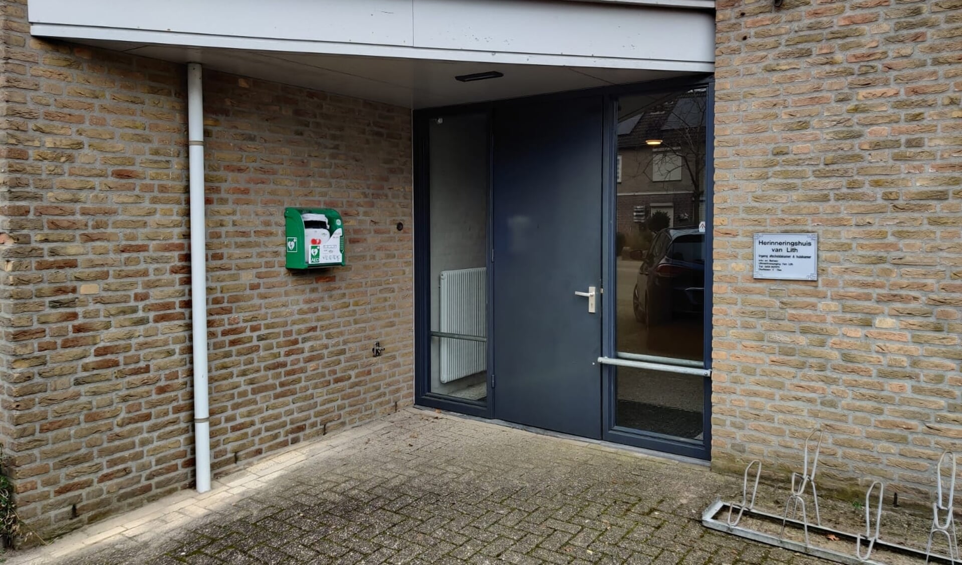 De AED bij Herinneringshuis Van Lith aan de Constantijn Huygensstraat 38.