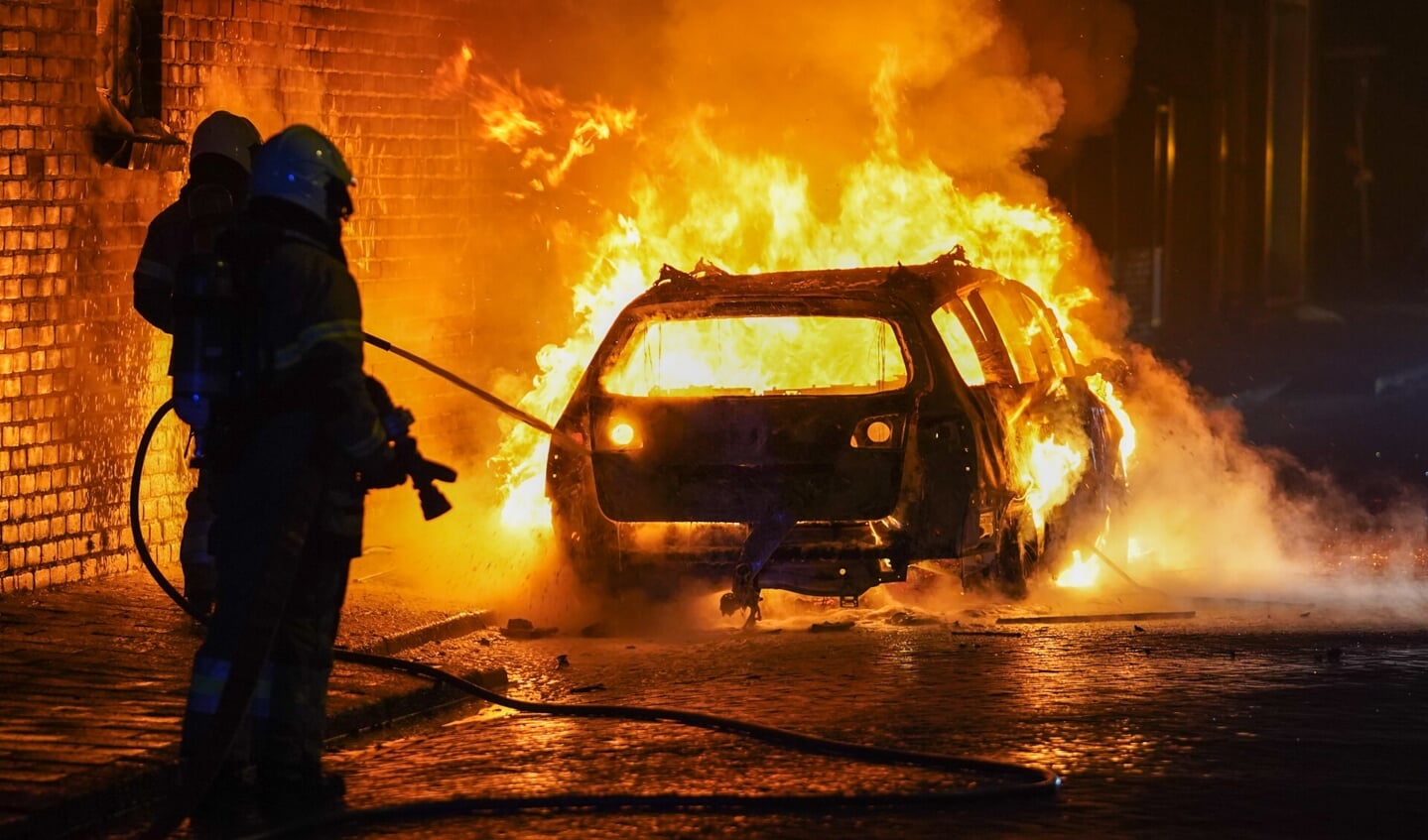 Auto in Kardinaal de Jongstraat uitgebrand door vuurwerk. (Foto: Gabor Heeres, Foto Mallo)