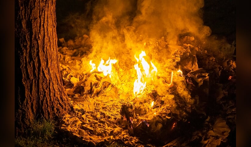 Oud papier in brand gestoken in Mettegeupelstraat. (Foto: Gabor Heeres, Foto Mallo)