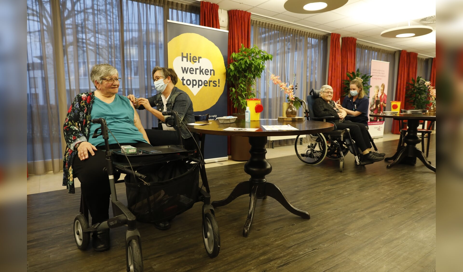 Eerste vaccinatie aan mevrouw Heesakkers door Lyan de Roos van BrabantZorg. (Foto: Rob Gieling)