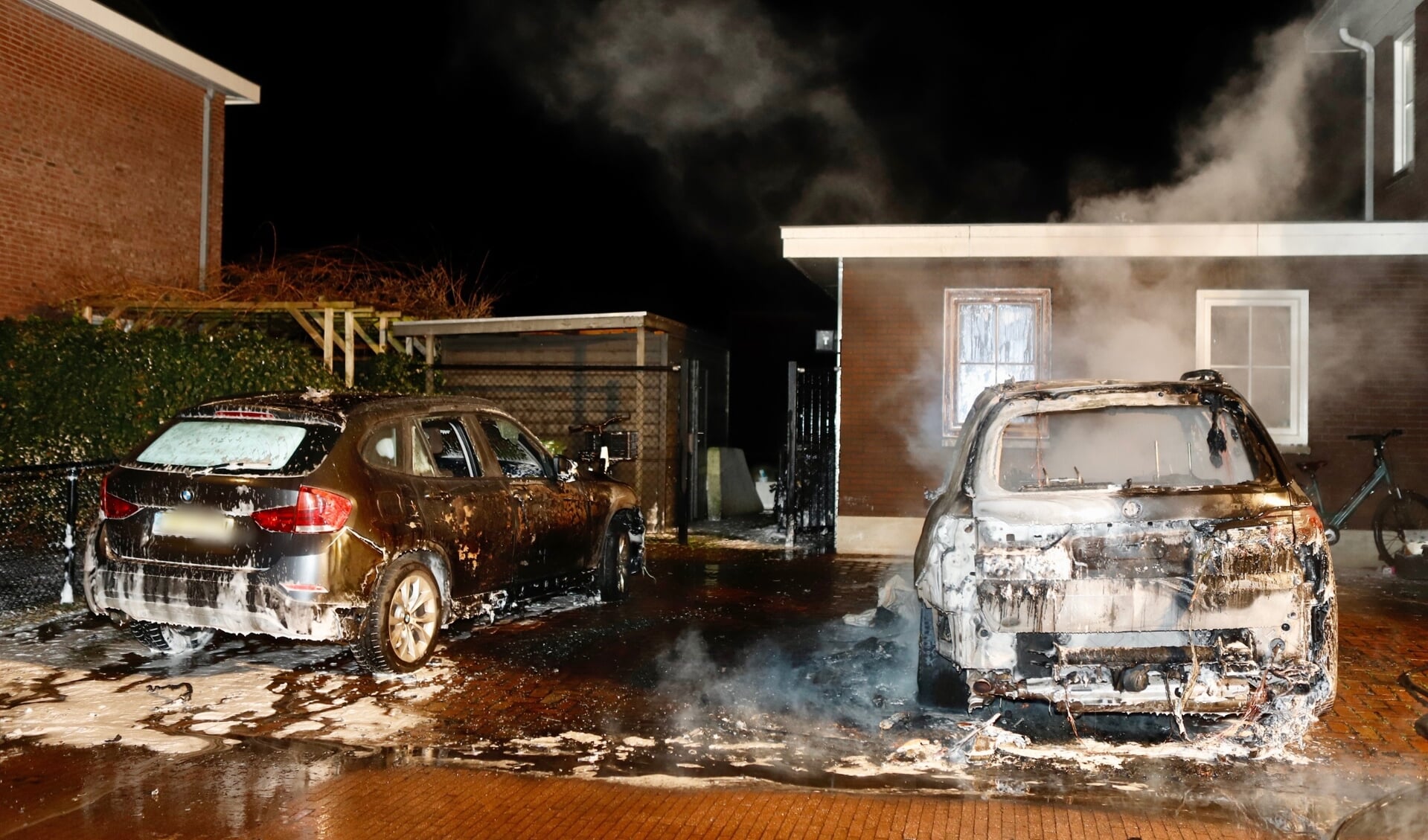 Auto's die in Cuijk in brand zijn gestoken.