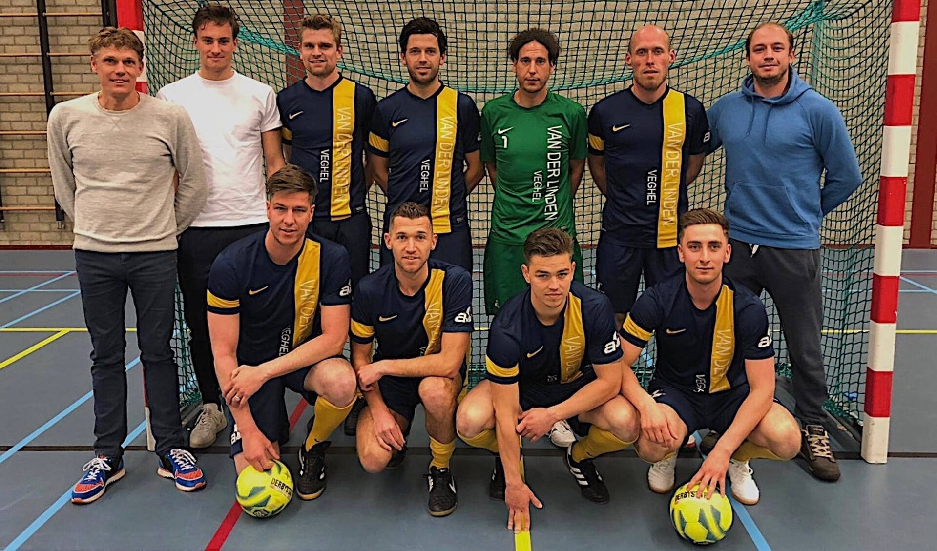 Archieffoto: Van der Linden Futsal pakte in 2019 de titel in de zaal. Staand in het midden: Sander Driessen. Gehurkt eerste van links: Cristian van den Broek.