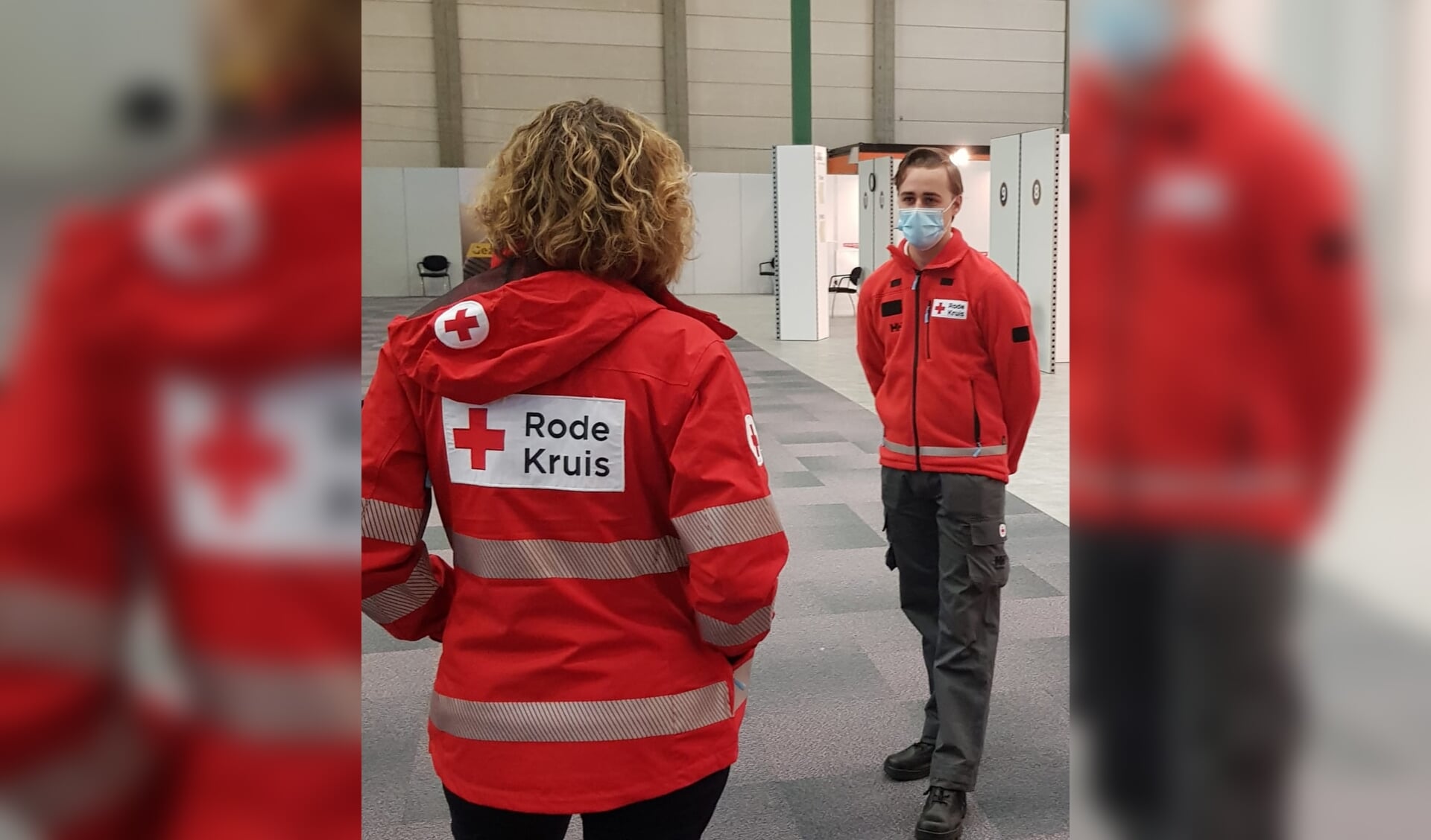 Marieke van Schaik in gesprek met de jonge Rode Kruis vrijwilliger Thijmen Schoenmakers.