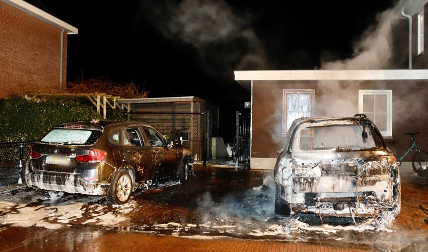 <p>Meerdere auto's brandden in januari af.</p>