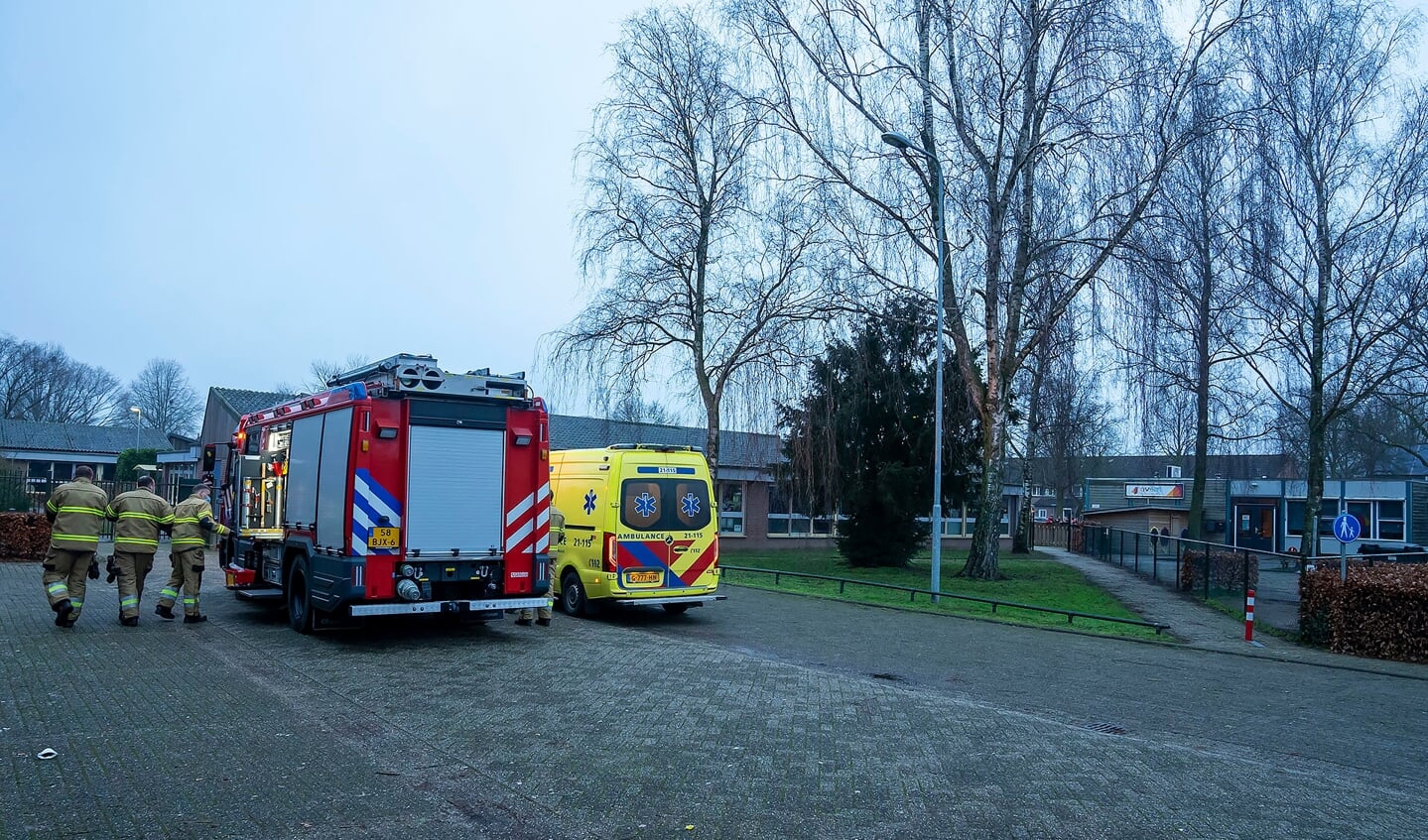 Brandweerlieden bevrijden kindje uit fietsenrek bij De Polderhof. (Foto: Gabor Heeres, Foto Mallo)