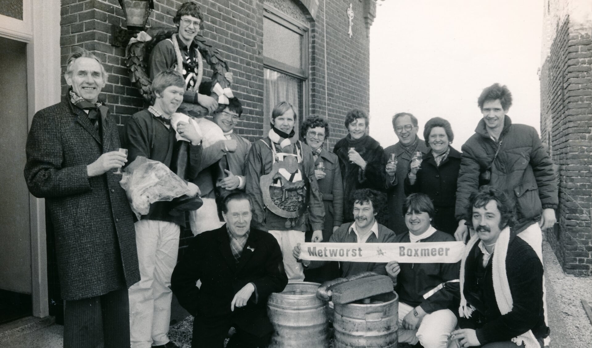Een foto uit 1982 waarop Math Claassen (5e van links) het 'Schild van de Knollenkoning' draagt.