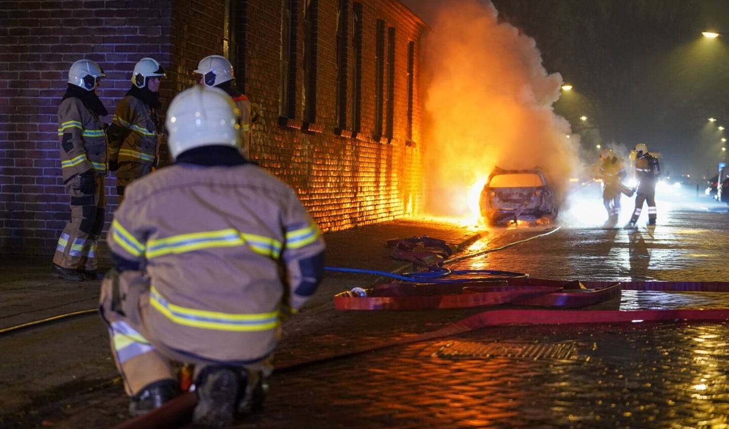 Auto in Kardinaal de Jongstraat uitgebrand door vuurwerk. (Foto: Gabor Heeres, Foto Mallo)
