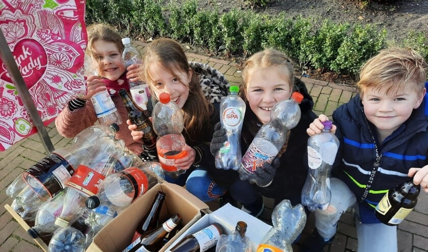 <p>Suus, Julia, Florian en Lis zamelen lege flessen in. Het statiegeld doneren ze aan het project.</p>