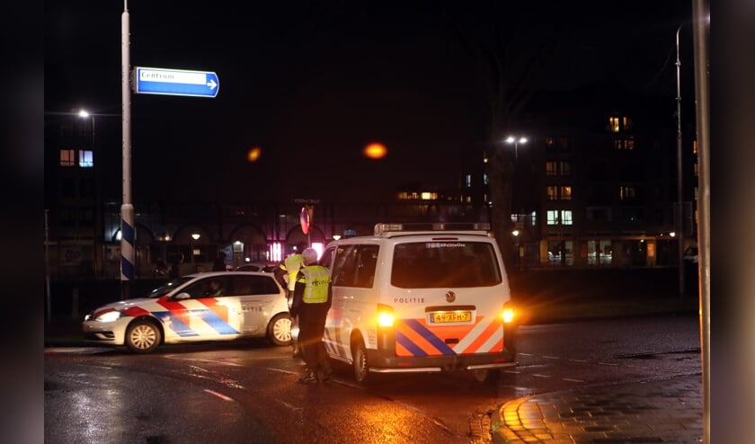 <p>Politie zette maandag de toegangsweg af richting Osse centrum. (Foto: Hans van der Poel)</p>