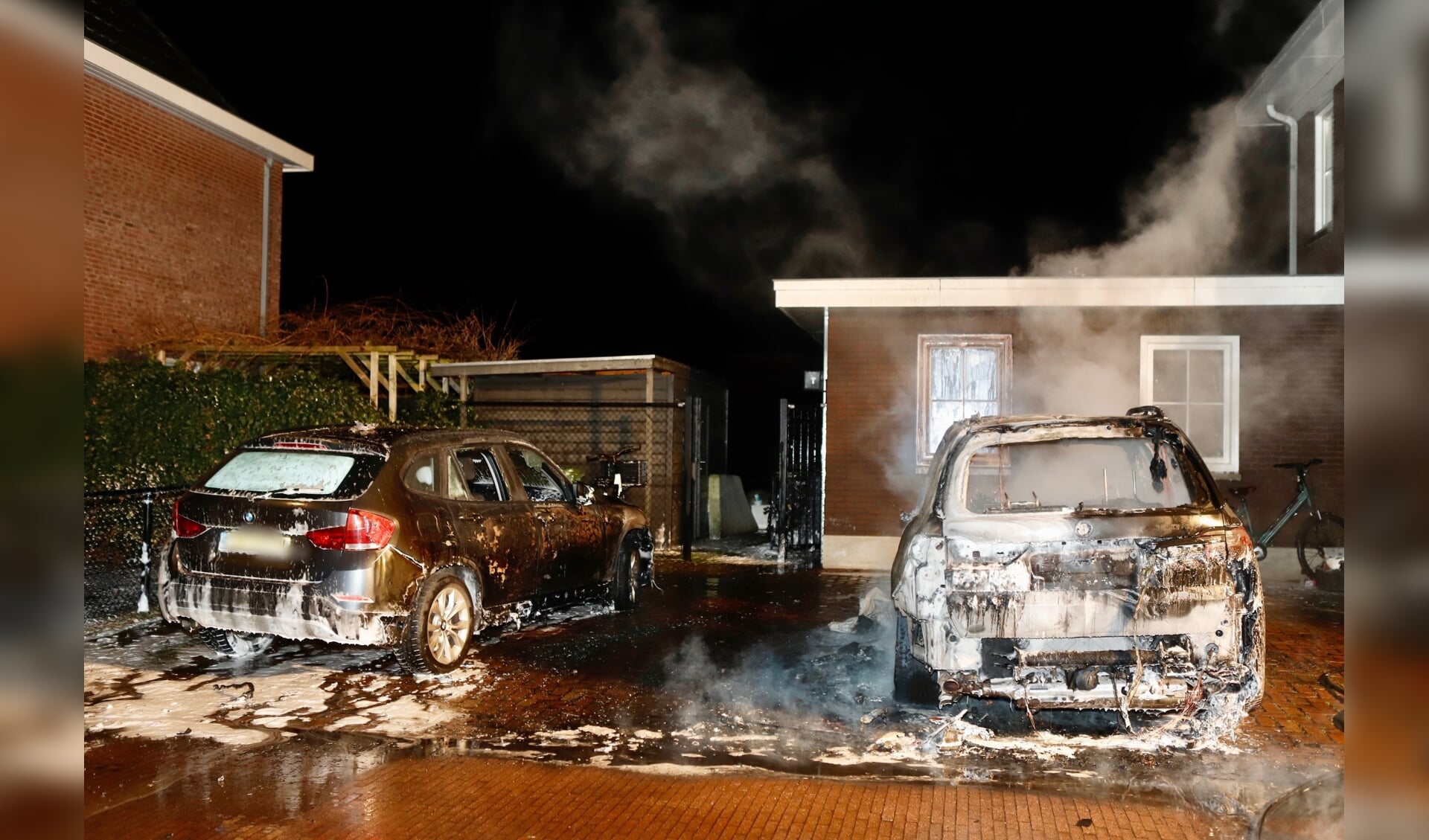 Woensdagnacht gingen twee BMW's in vlammen op.