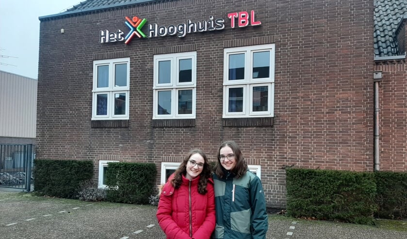 <p>Lisa en Deniz bij hun gesloten school.</p>
