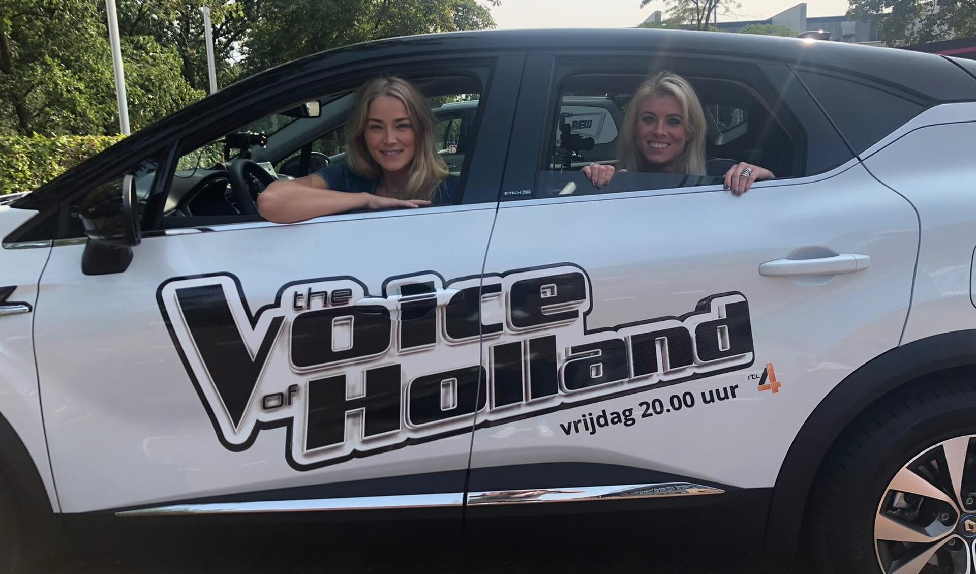 Laura Ross achterin de auto bij presentatrice Geraldine Kemper bij The voice of Holland.