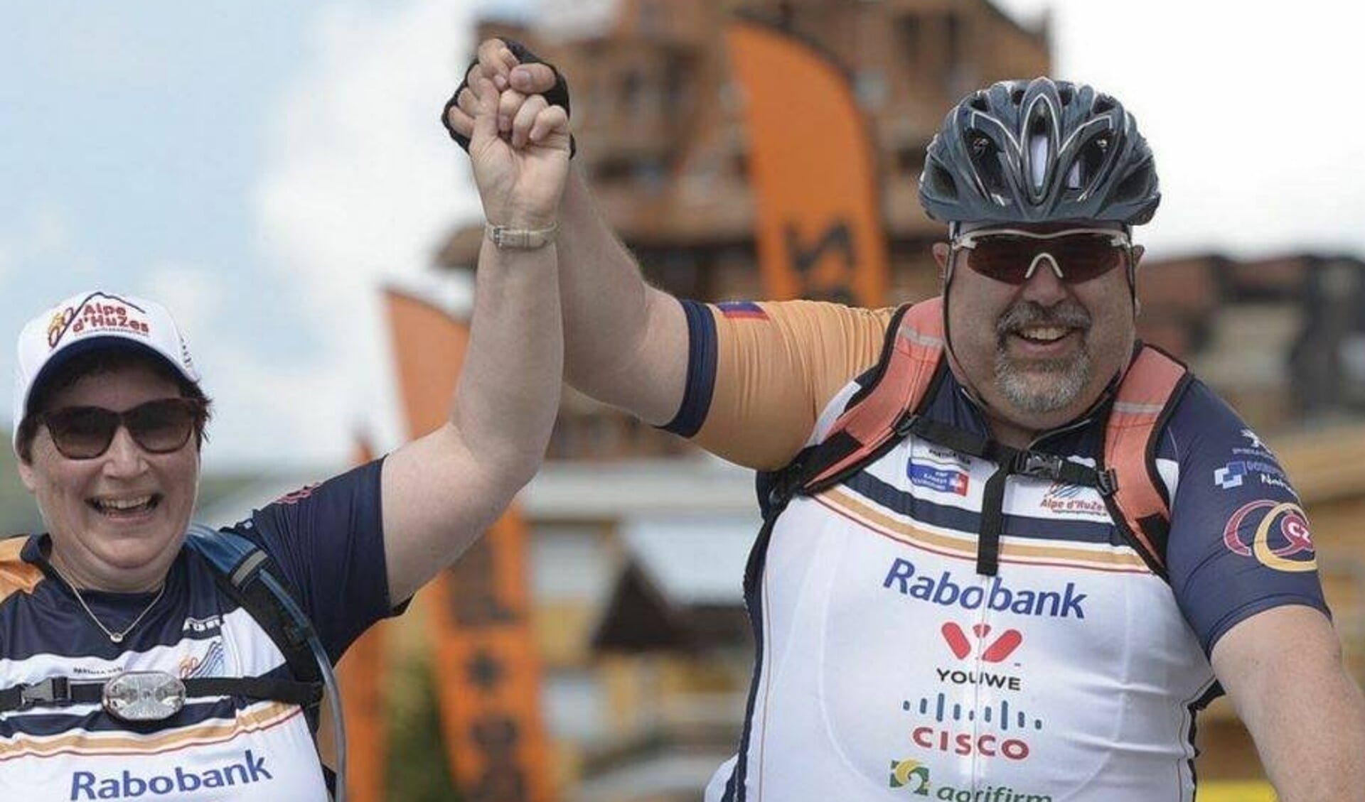 Gertruud en René Verbruggen respectievelijk lopen en fietsen een eerdere Alphe d'HuZes voor KWF Kankerbestrijding. 