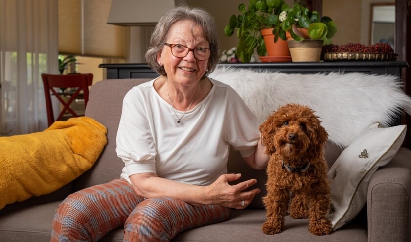 <p>Stichting OOPOEH zoekt senioren en honden in de gemeente 's Hertogenbosch. Op de foto Marja en haar oppashond Koosje die op en top van elkaars gezelschap genieten. (Foto: Bram Kloos)</p>