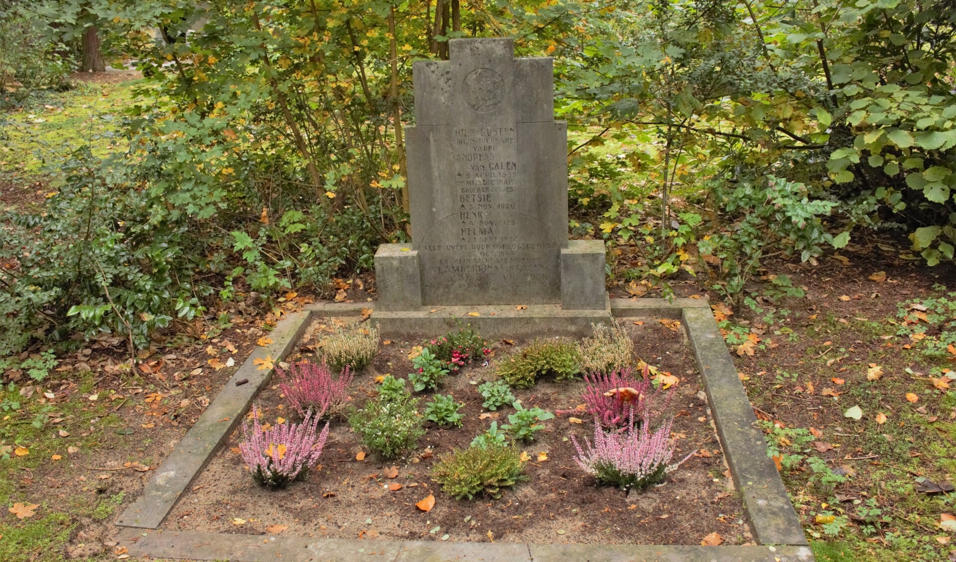 Het graf van de familie Van Galen. Vader Dries, zoon Henk en dochters Helma en Betsie overleden bij het vergisbombardement in 1944.