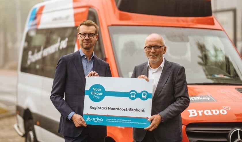 Erik van Daal (Regiotaxi) en Dieter Klein Nagelvoort (Arriva) bij de ondertekening van het contract.
