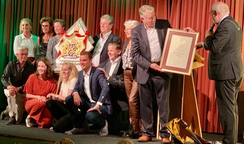 <p>Uit handen van burgemeester Karel van Soest ontving de familie het predicaat Hofleverancier.</p>