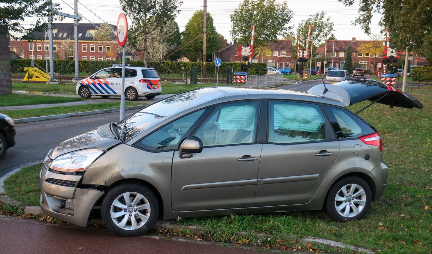 Auto's botsen op kruising Gasstraat - Molenweg. (Foto: Gabor Heeres, Foto Mallo)
