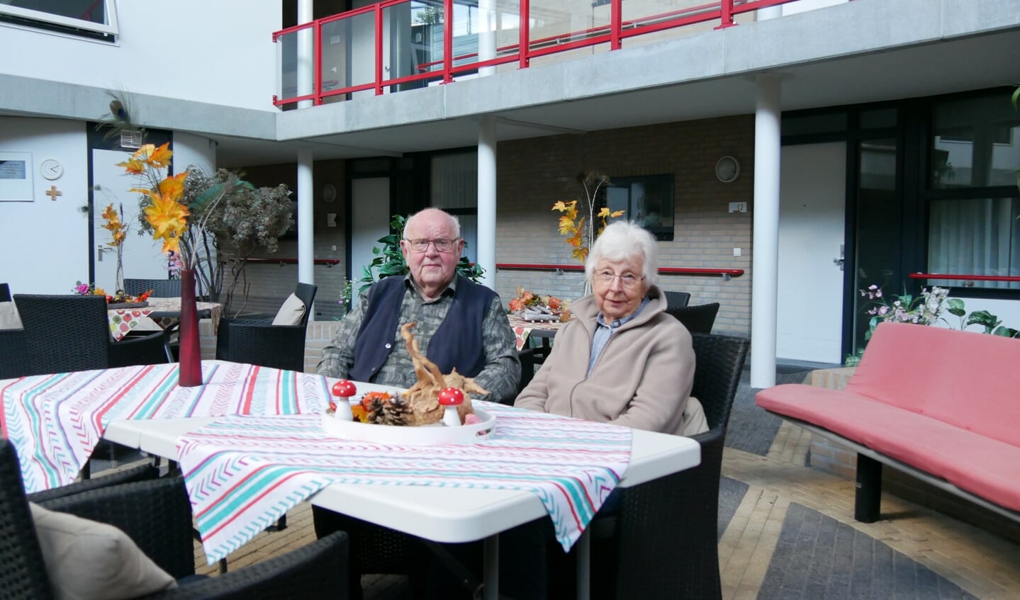 Adriaan en Diny zitten in de binnentuin: 'Nergens vind je zo'n mooi seniorencomplex als hier.'