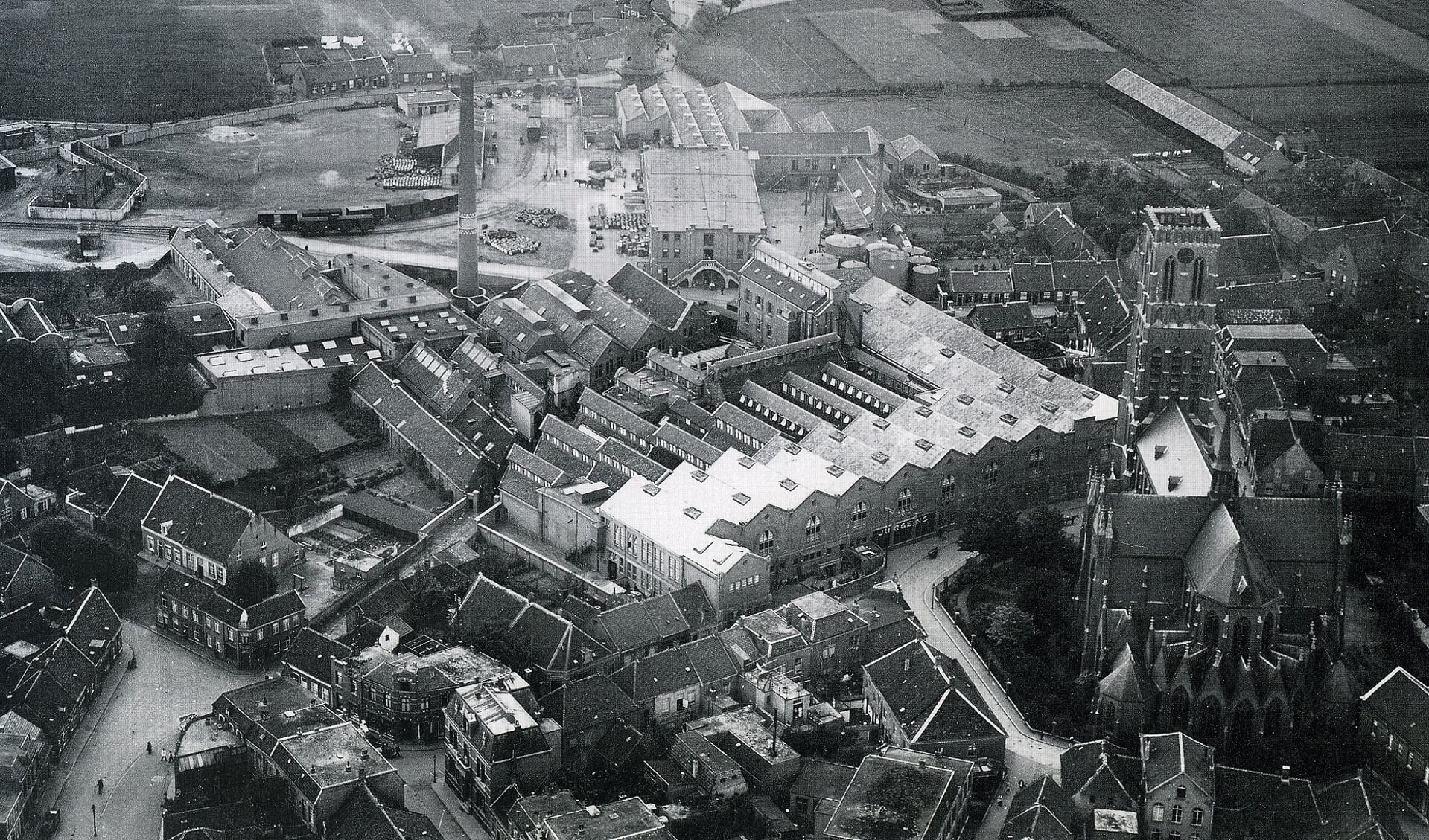 Luchtfoto met de fabrieksgebouwen van margarinefabrikant Jurgens. (Collectie Stadsarchief Oss)