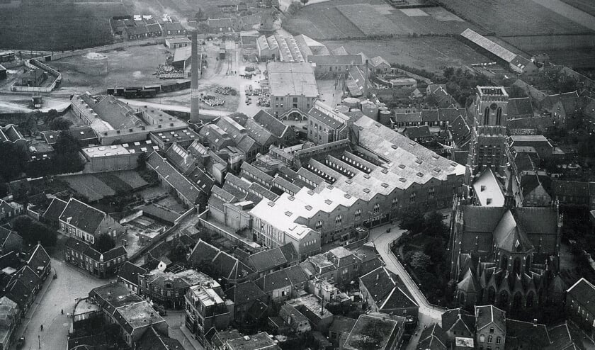<p>Luchtfoto met de fabrieksgebouwen van margarinefabrikant Jurgens. (Collectie Stadsarchief Oss)</p>