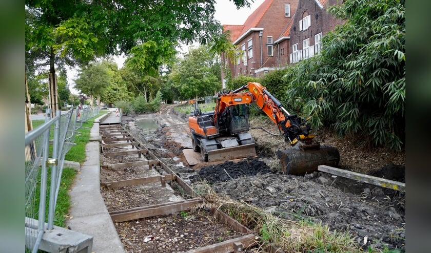 De gracht staat droog.