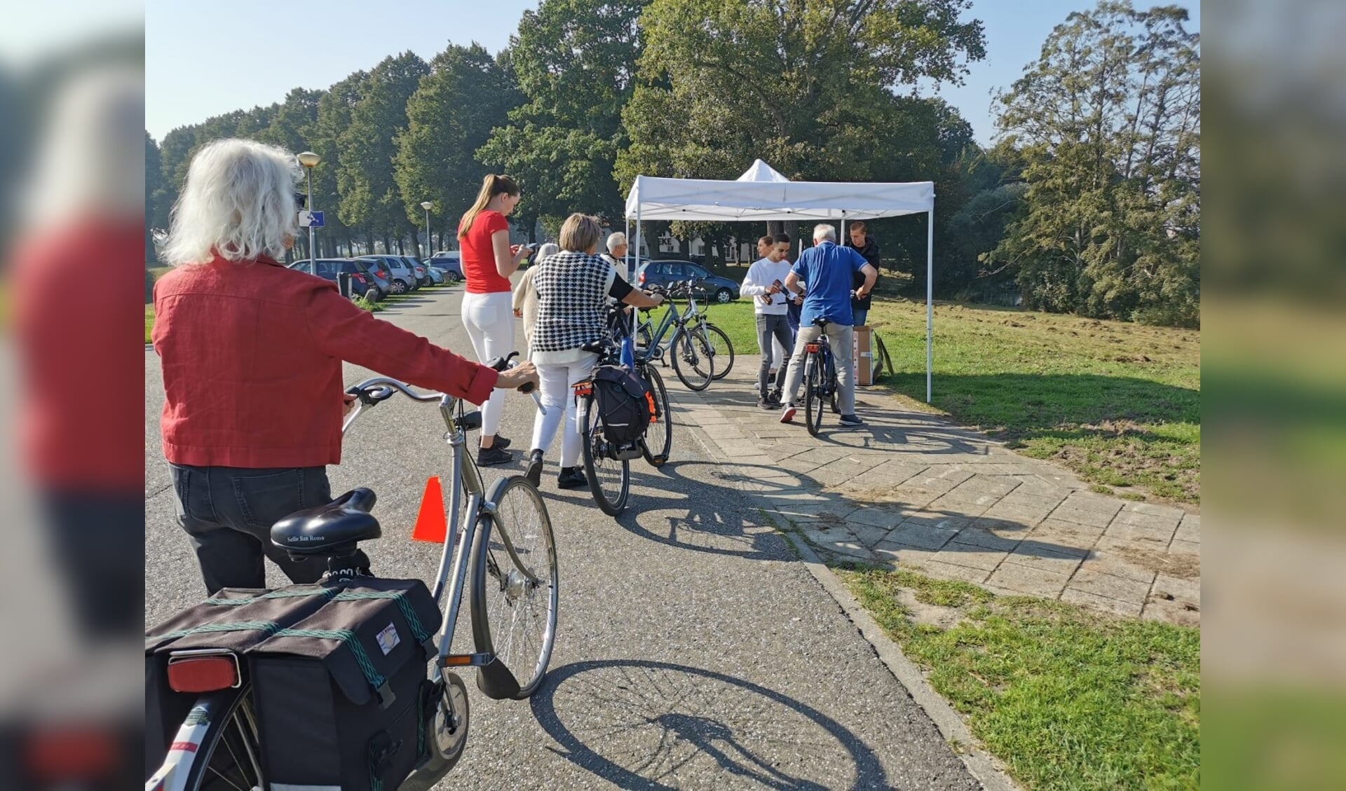 Tijdens de campagne 'spiegeltje, spiegeltje' kregen voorbijgangers zaterdag bij de Pettelaarse Schans in Den Bosch een gratis fietsspiegel gemonteerd en werd het gesprek gevoerd over fietsveiligheid.