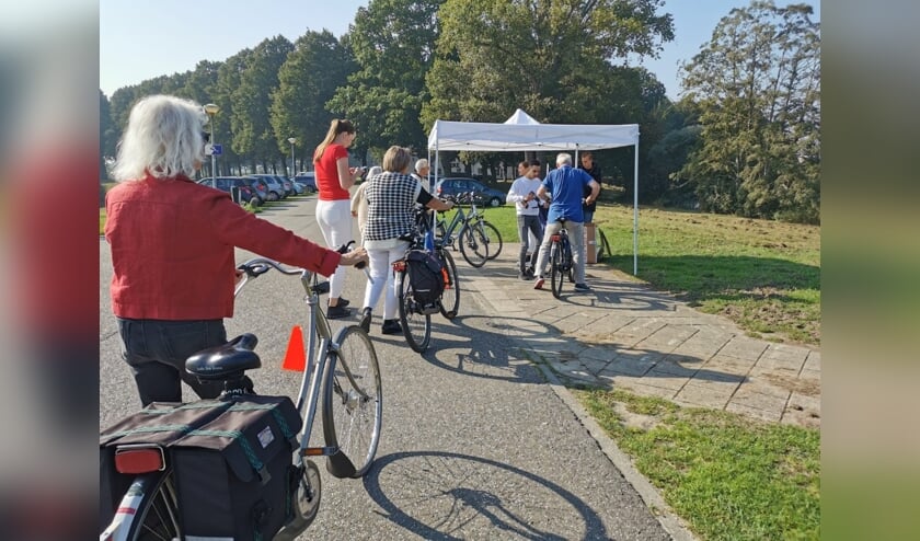 <p>Tijdens de campagne 'spiegeltje, spiegeltje' kregen voorbijgangers zaterdag bij de Pettelaarse Schans in Den Bosch een gratis fietsspiegel gemonteerd en werd het gesprek gevoerd over fietsveiligheid.</p>