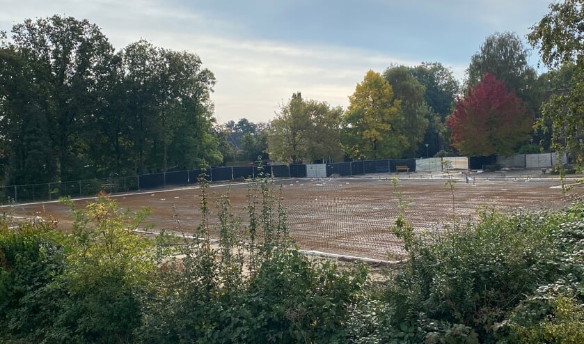 <p>De wapening voor de vloer van de semi-permanente sporthal in Gennep is gelegd. </p>