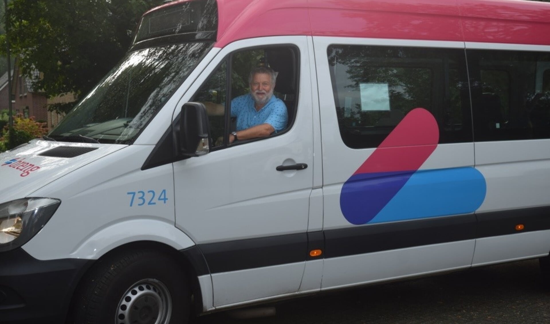 Buurtbus 569 met vrijwilliger chauffeur Sjaak Hendriks.