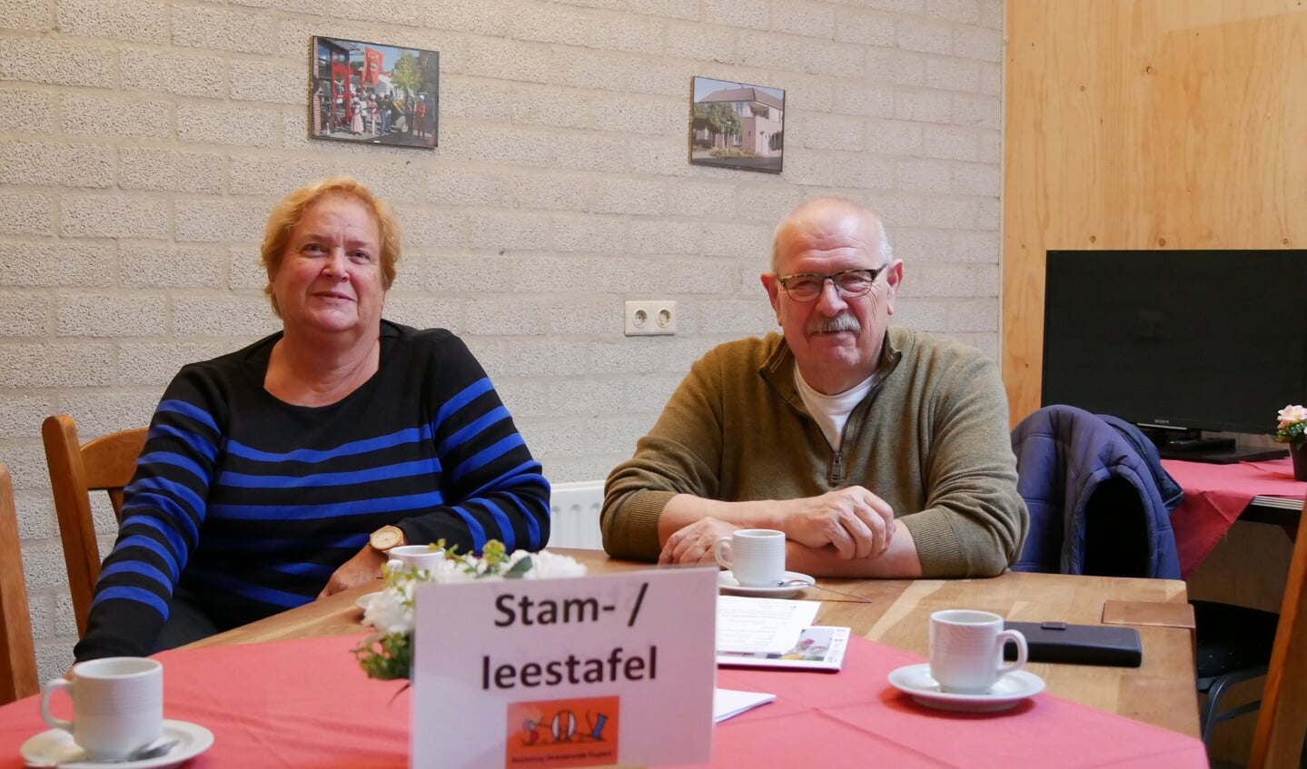 Mirjam Klaassen en Henk van Wanrooij aan de nieuwe Stam- / leestafel.