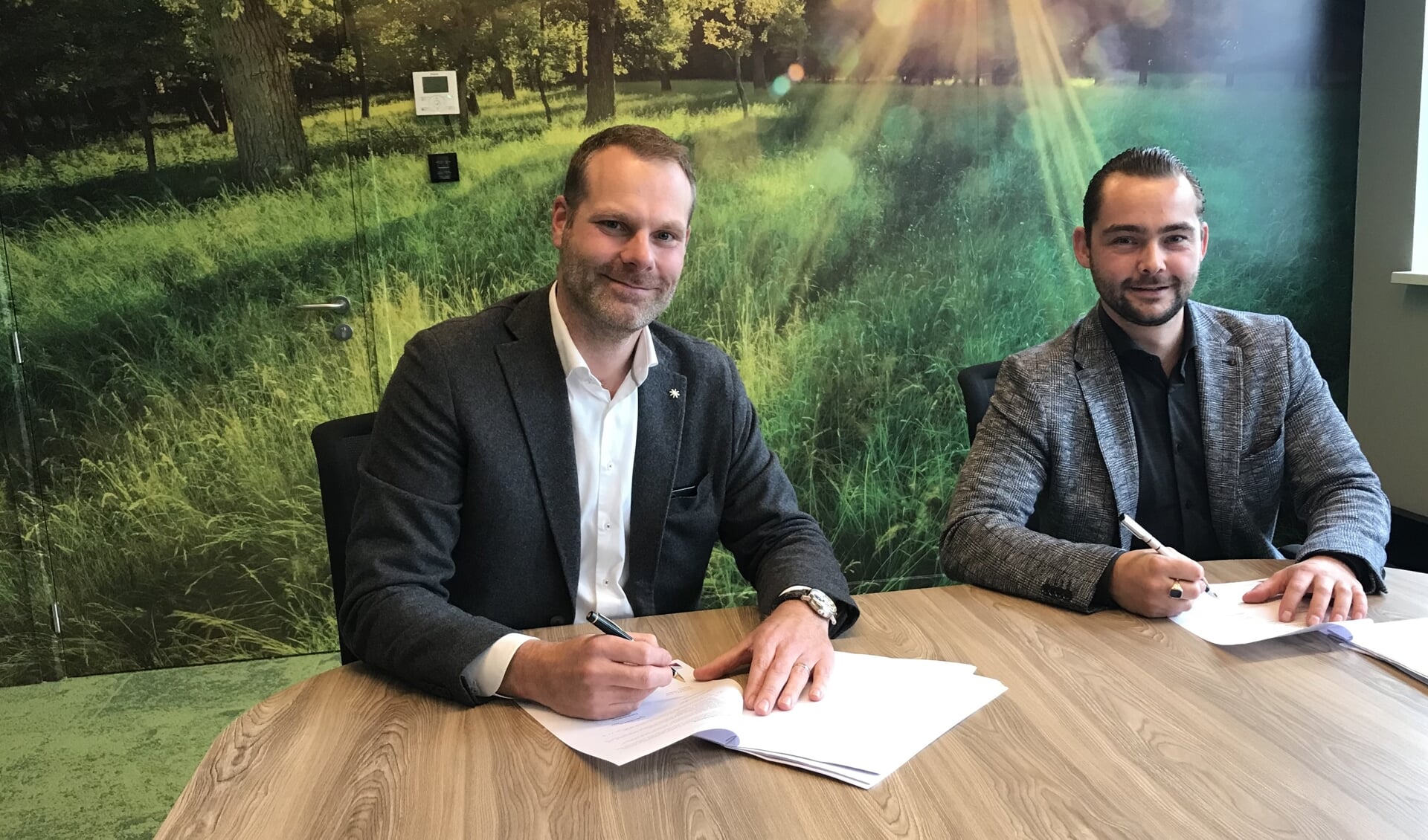 Vincent Hendriks, directeur van Hendriks Bouwbedrijf en Bart Kivits, directeur Vastgoed Mooiland, tekenen de overeenkomst voor de bouw.