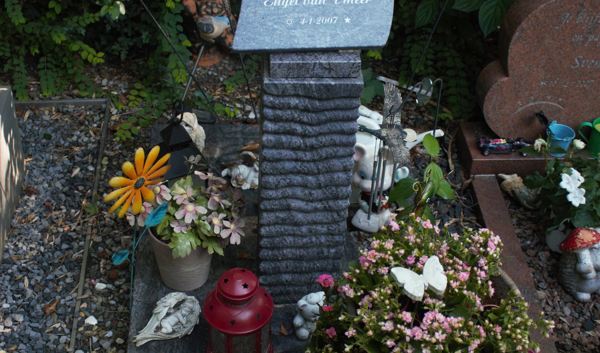 In 2007 werd een dode baby gevonden bij het Engelermeer. Ze kreeg de naam 'Engel van 't Meer' en werd begraven op begraafplaats Orthen.